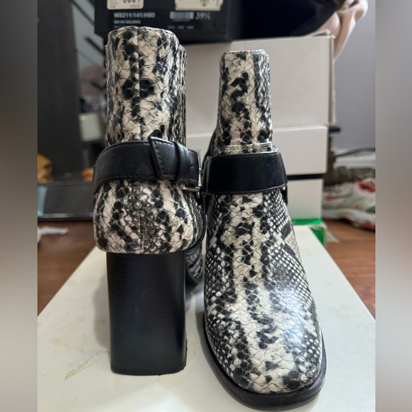 Bcbg snake print booties - Picture 2 of 6